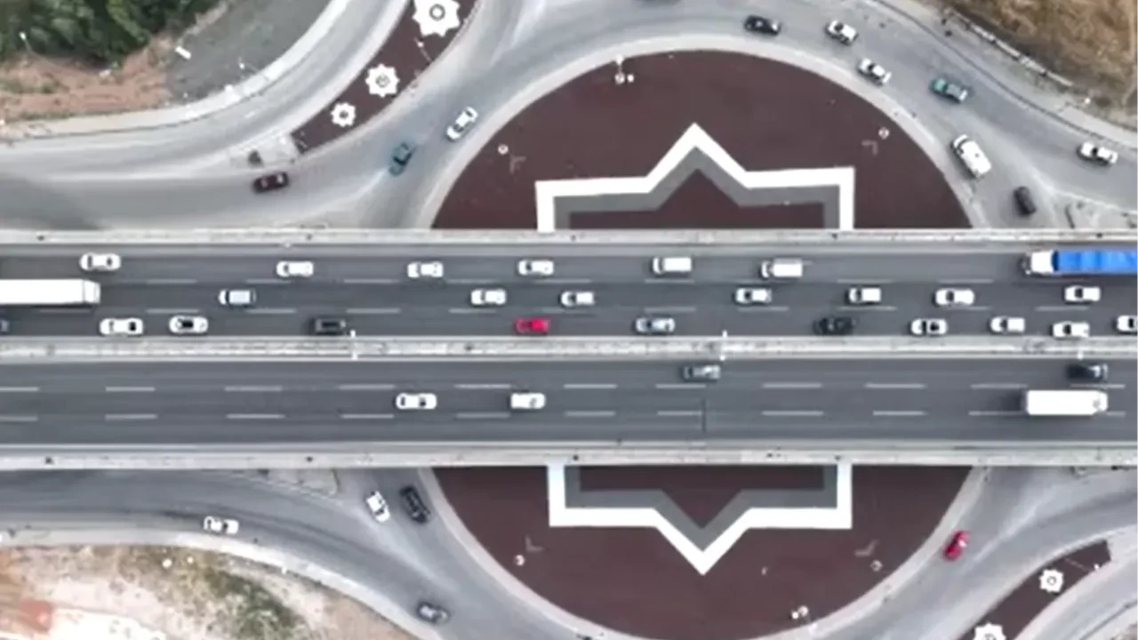 Kilit kavşakta karne tatili trafiği: Kazalarla kuyruk uzadı
