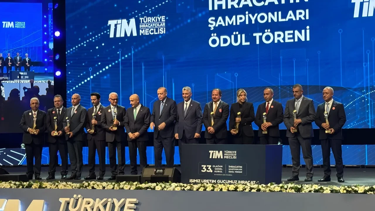 Kuyumculuk Sektörü İhracat Şampiyonu Ahlatcı, ödülünü Cumhurbaşkanı Erdoğan’ın elinden aldı 