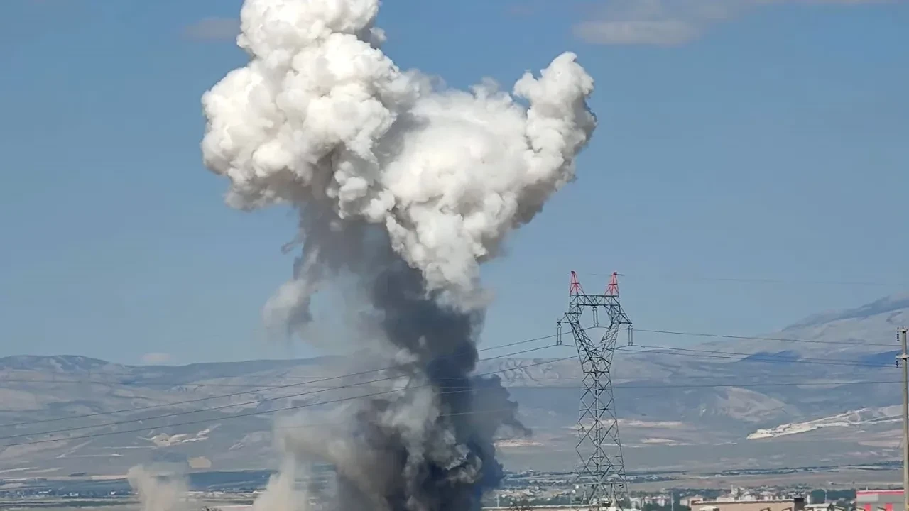Niğde'de havai fişek fabrikasındaki patlama anı kamerada! 