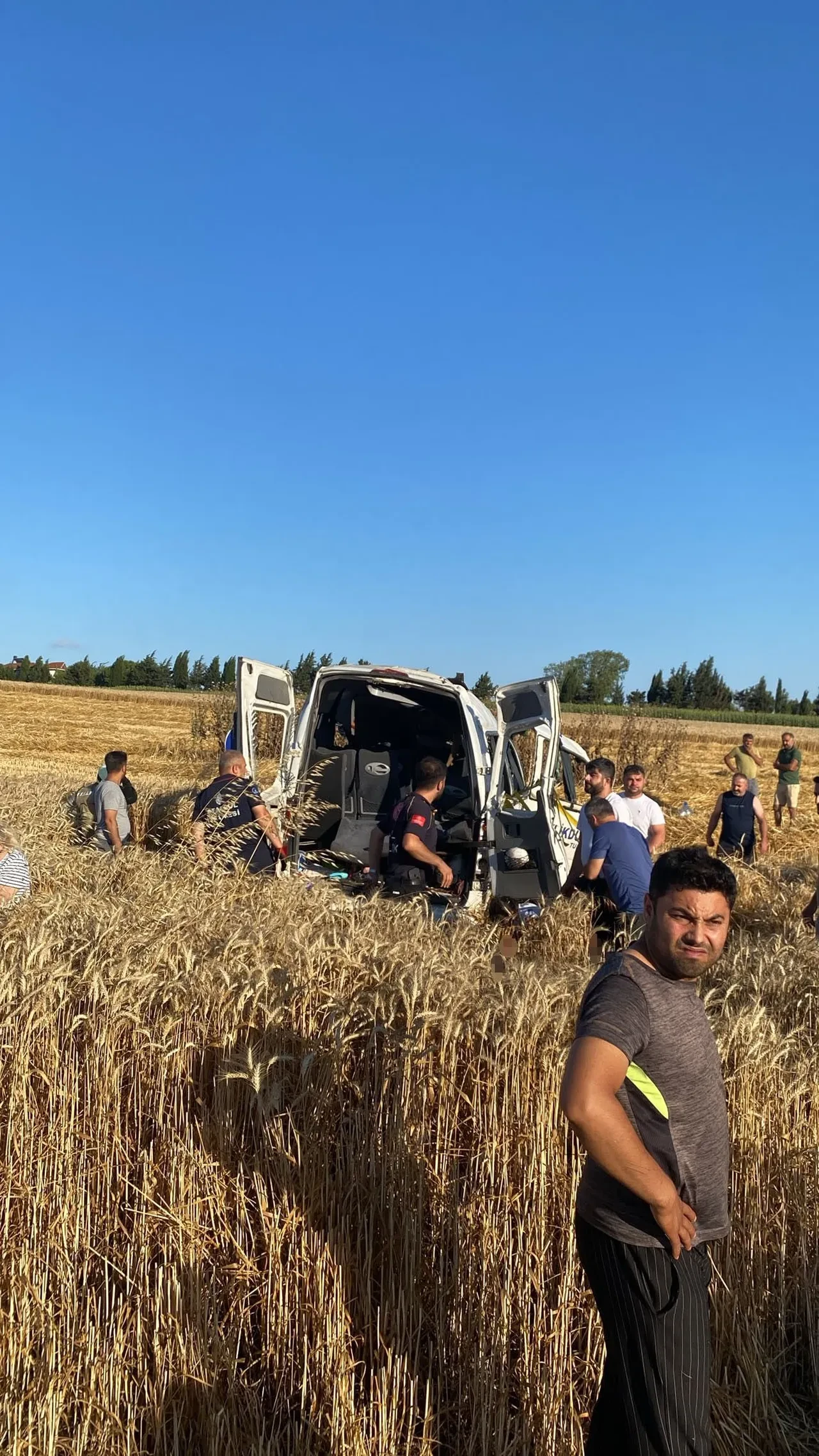 Silivri'de minibüs tarlaya uçtu: Ölü ve yaralılar var