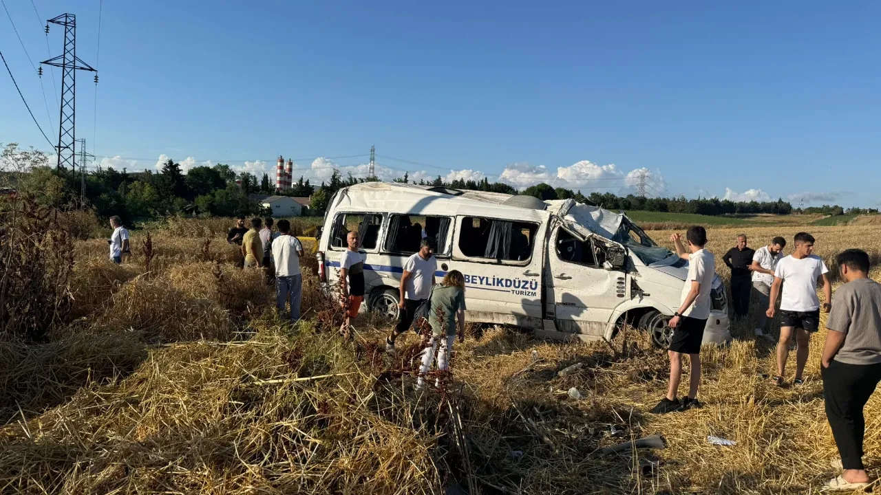 Silivri'de minibüs tarlaya uçtu: Ölü ve yaralılar var