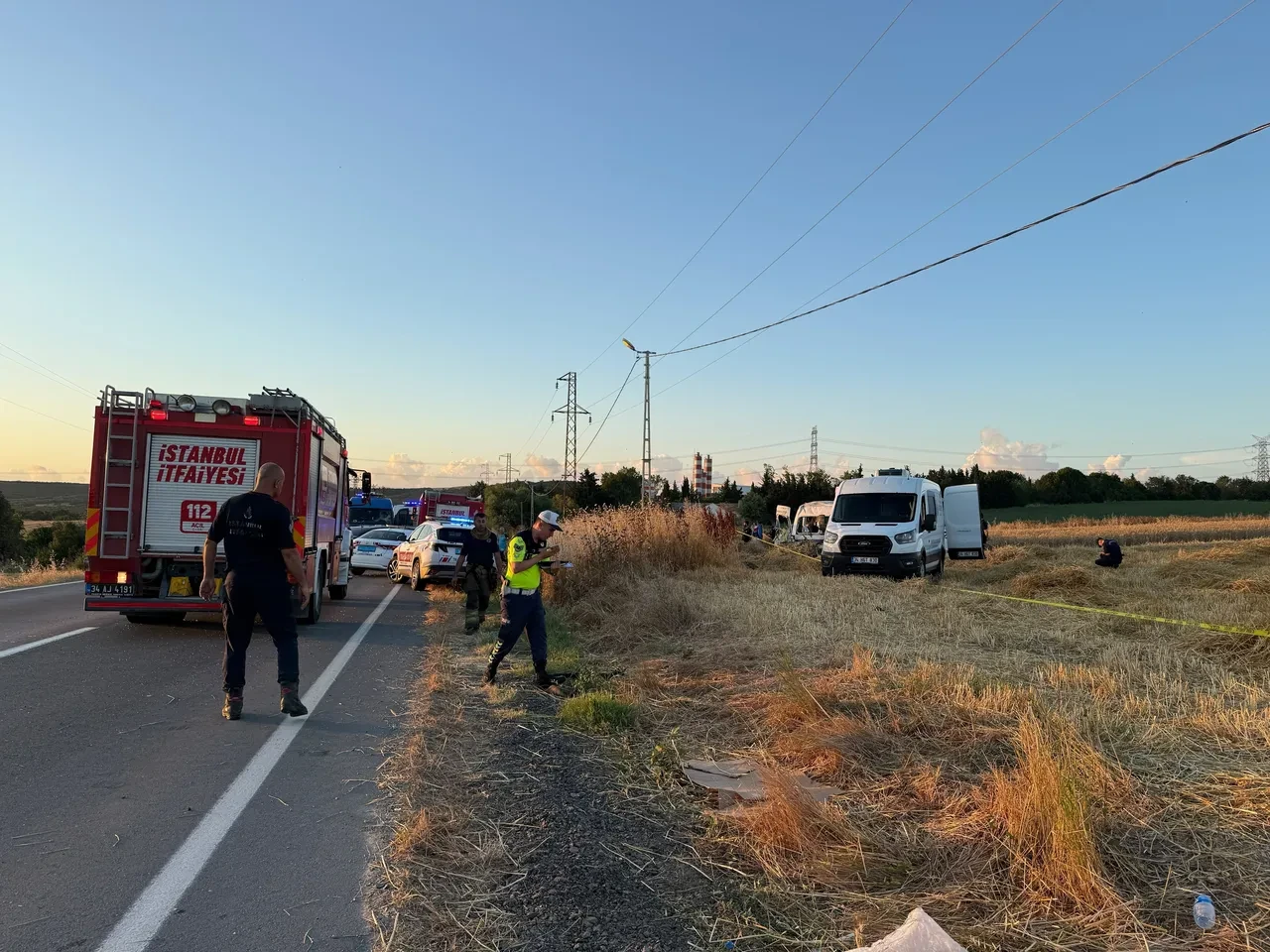 Silivri'de minibüs tarlaya uçtu: Ölü ve yaralılar var