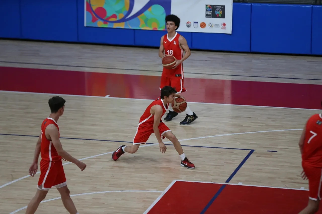 Türkiye U14 Erkek Basketbol Takımı FIBA Altyapı Gelişim Projesi final kampında Bulgaristan'ı da devirip 4'te 4 yaptı