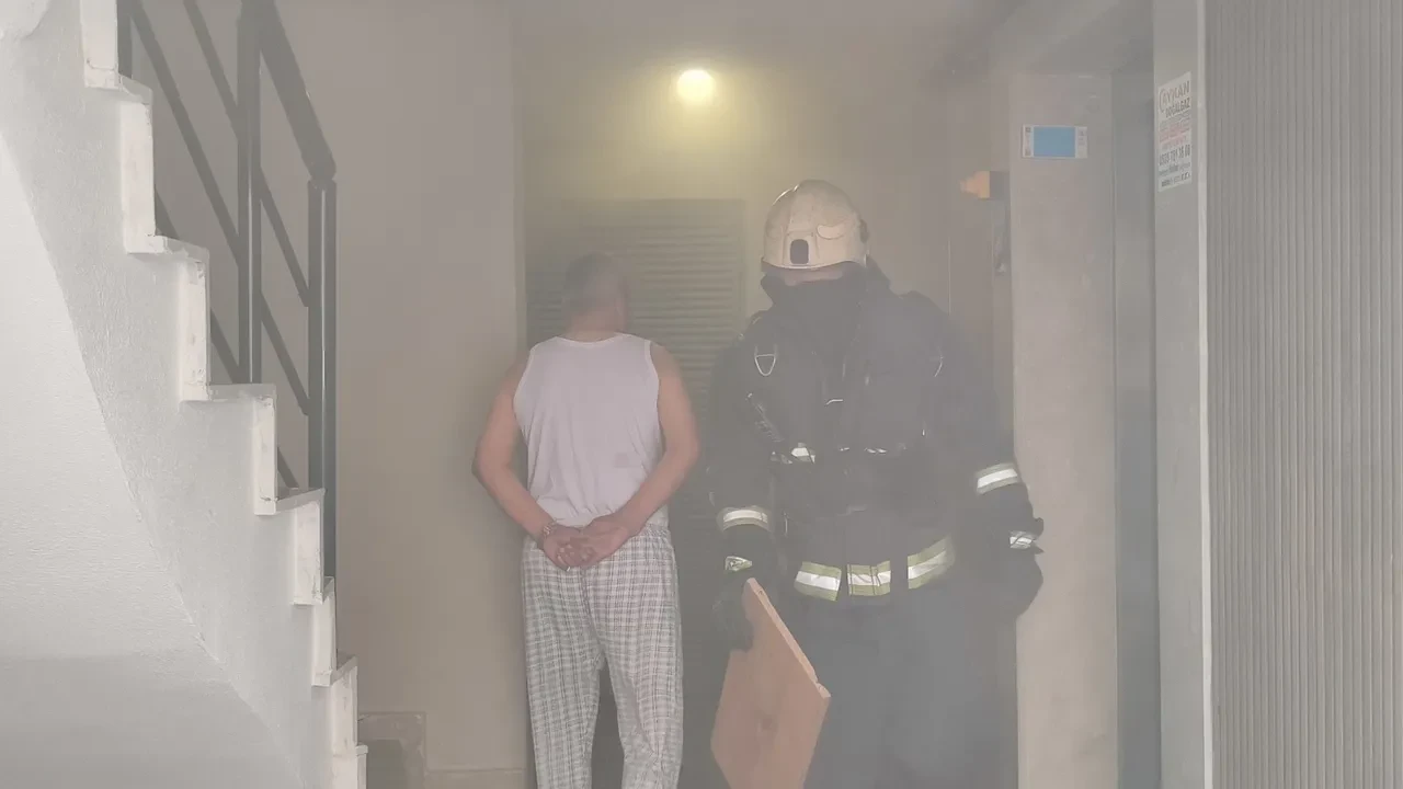 Annesine kızıp kendini kilitlediği odayı ateşe verdi: Cayır cayır yanmaktan son anda kurtarıldı