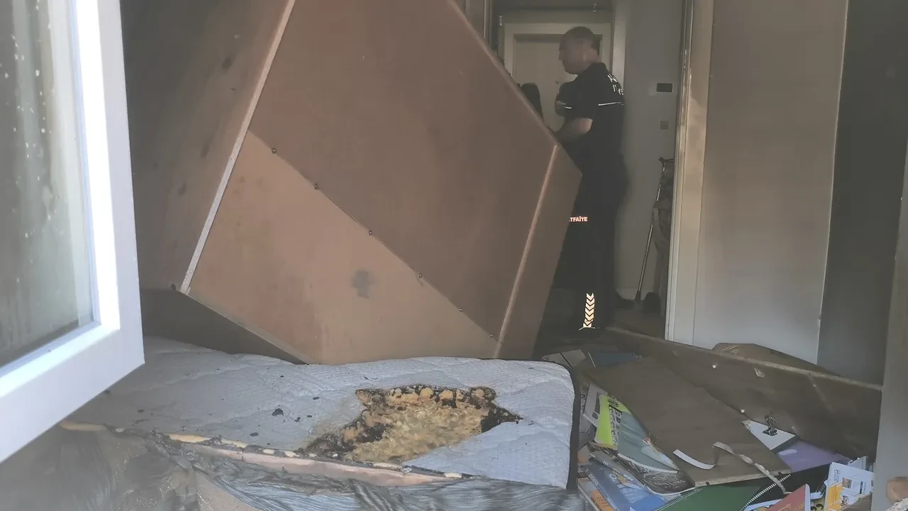 Annesine kızıp kendini kilitlediği odayı ateşe verdi: Cayır cayır yanmaktan son anda kurtarıldı