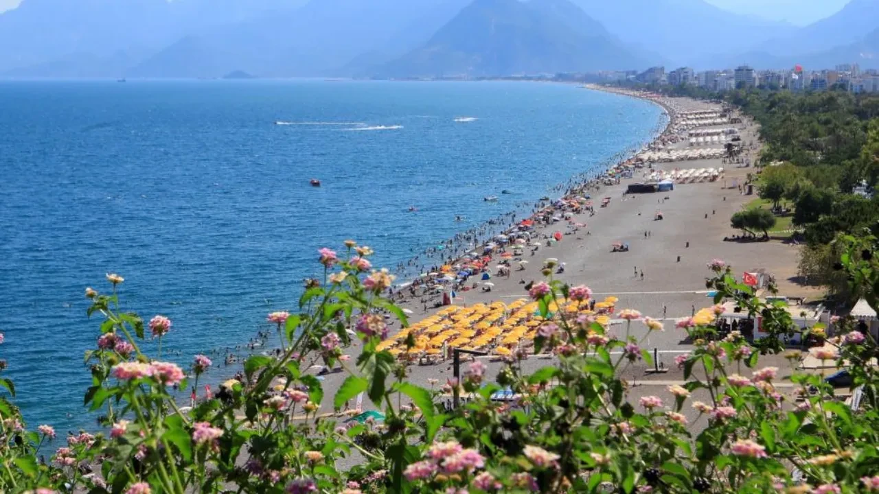 Antalya kavruluyor! Termometreler 40 dereceyi aştı, vatandaşlar kendilerini sahile attı