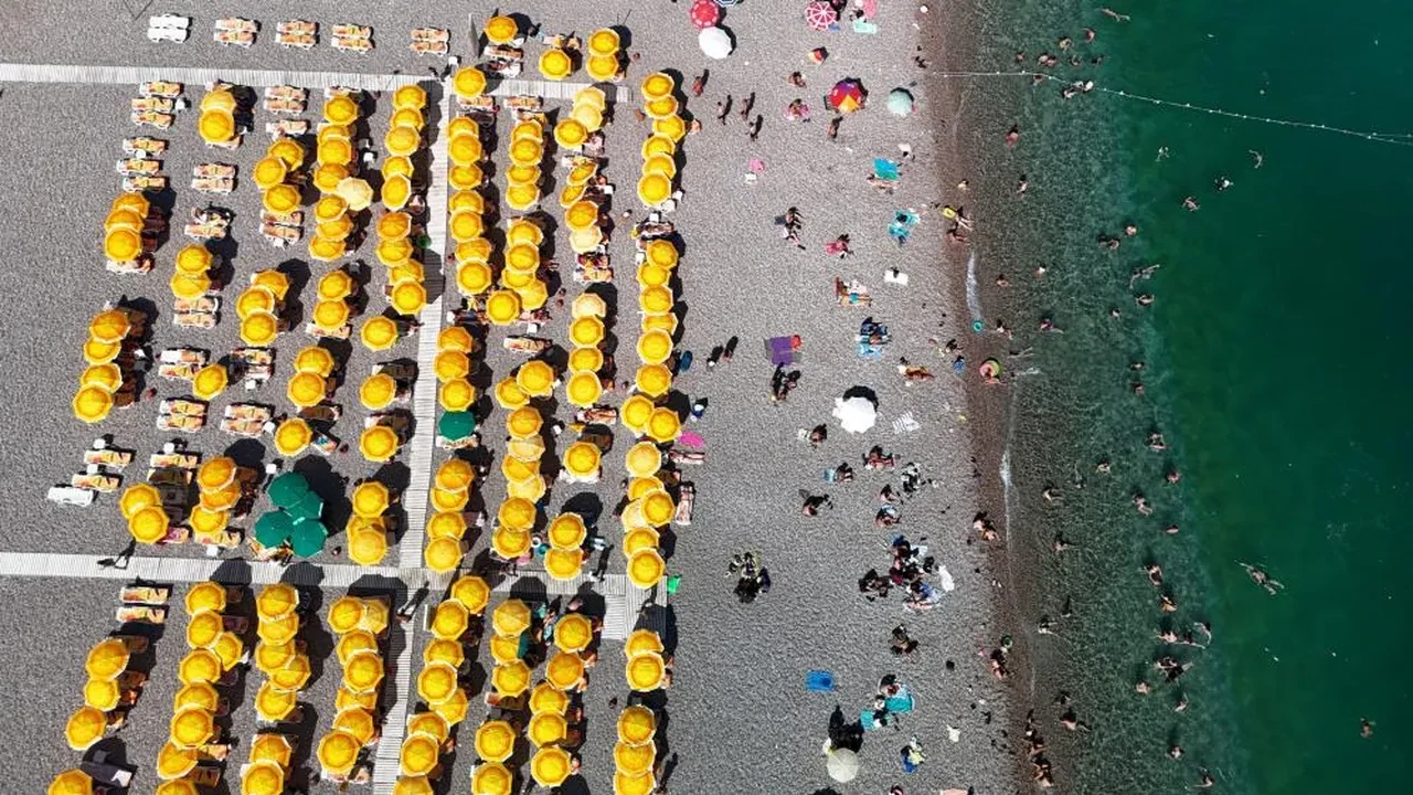 Antalya kavruluyor! Termometreler 40 dereceyi aştı, vatandaşlar kendilerini sahile attı