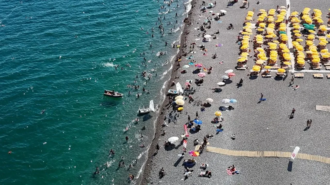 Antalya kavruluyor! Termometreler 40 dereceyi aştı, vatandaşlar kendilerini sahile attı