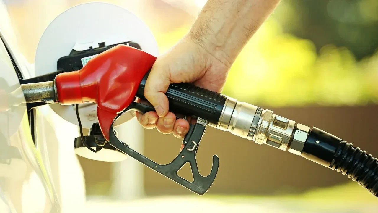 Benzinlikçiler söylemiyor ama aracınıza yakıt alırken sakın bunu yapmayın