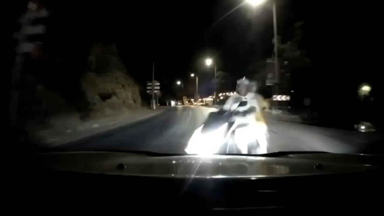 Bodrum'daki 2 ölümlü kazanın feci görüntüleri ortaya çıktı: Motosiklete çarpan taksi direği devirip yan yattı