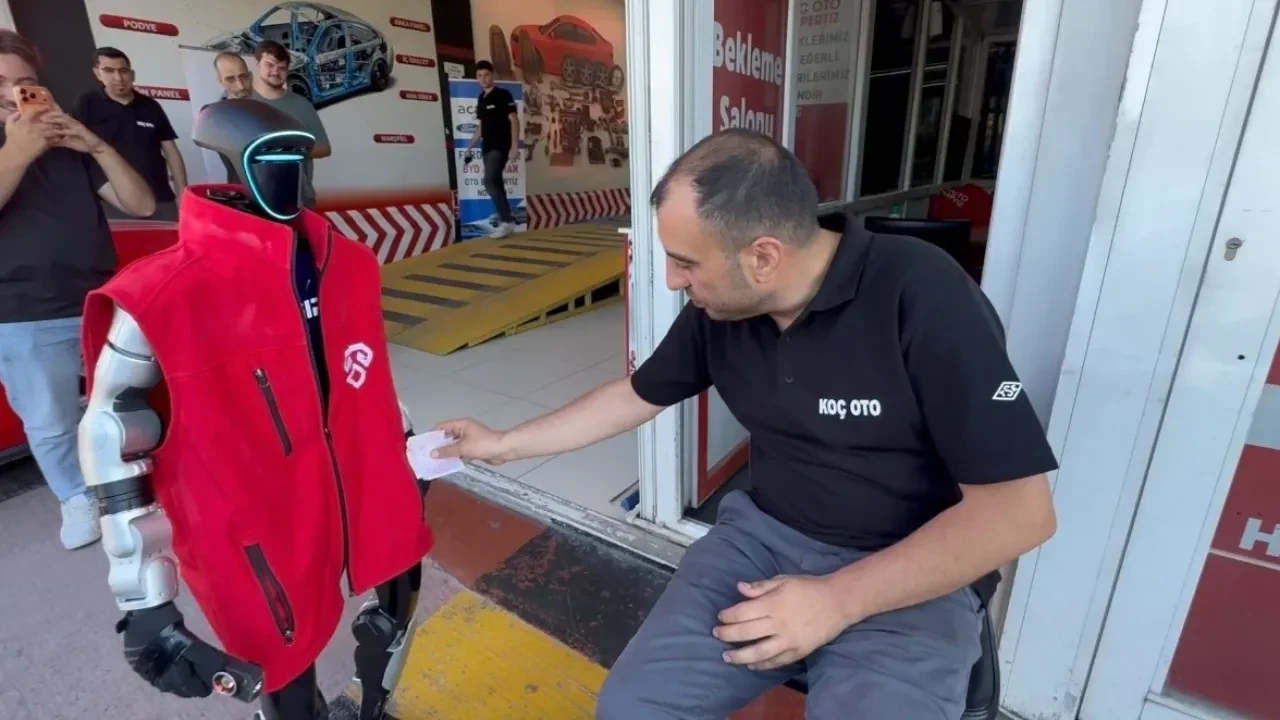 İş yerine yapay zekalı robot aldılar, ustalardan ilk isteği bakın ne oldu!