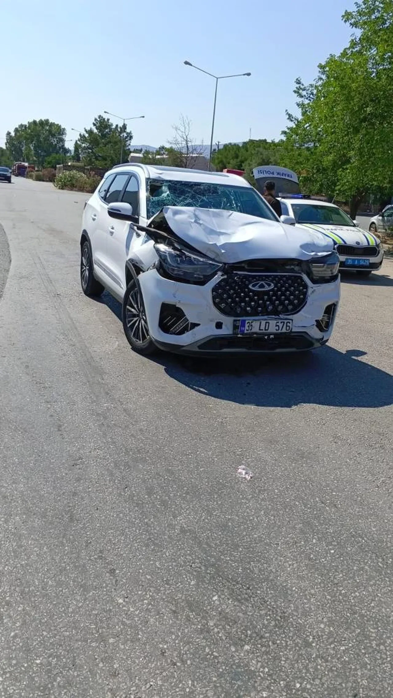 İzmir'de karne günü kabusa döndü: 15 yaşındaki çocuğun kullandığı otomobil dehşet saçtı