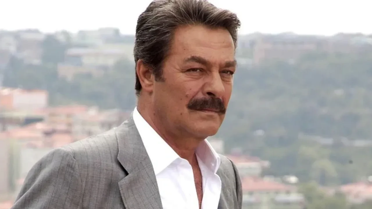 Kadir İnanır’a veda töreninde yeğeni Soner Arıca göz yaşlarını tutamadı! Geçtiğimiz gün annesini kaybetmişti