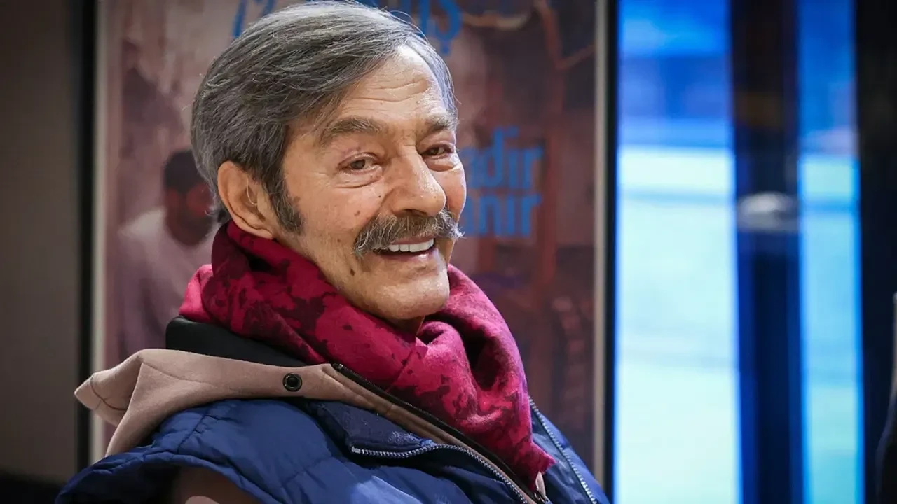 Kadir İnanır’a veda töreninde yeğeni Soner Arıca göz yaşlarını tutamadı! Geçtiğimiz gün annesini kaybetmişti