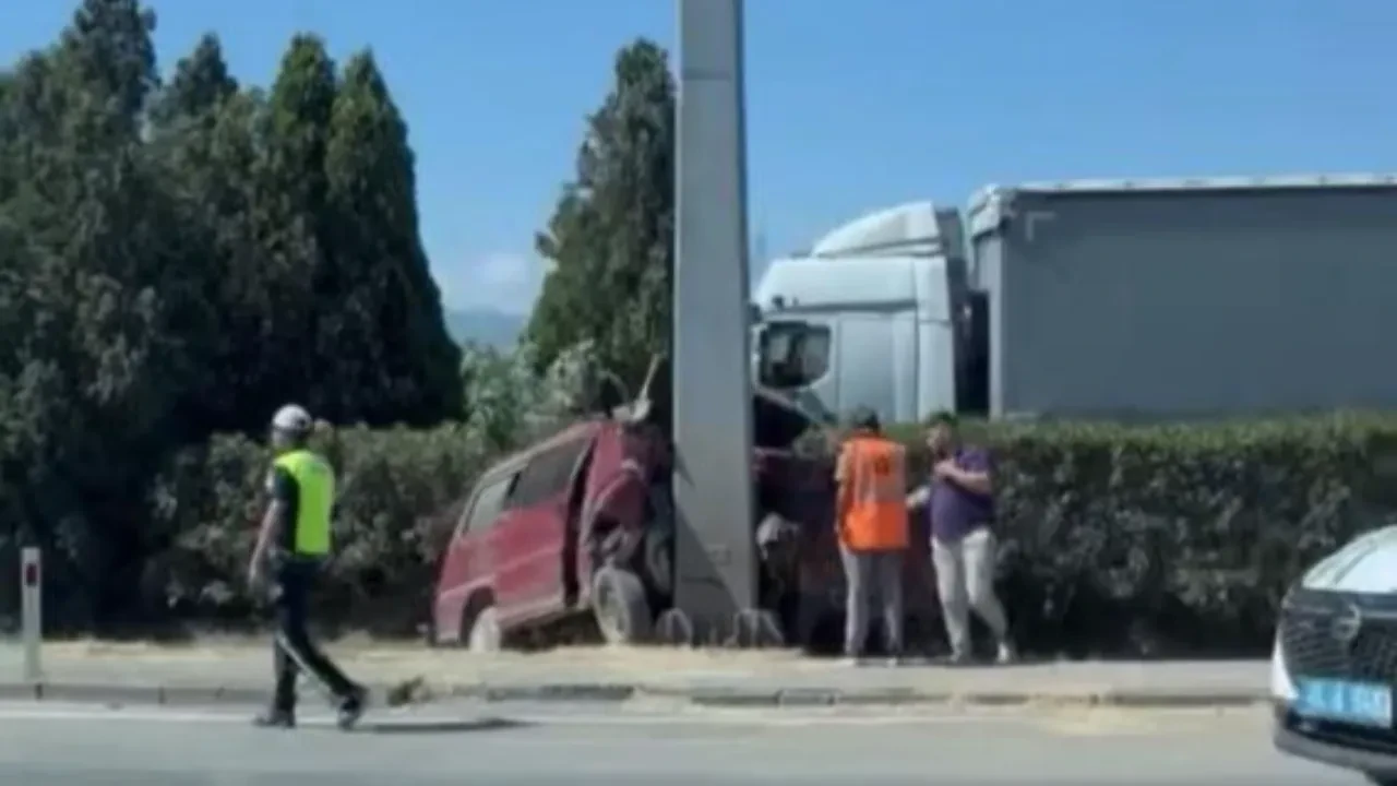 Kartepe'de feci kaza: Tabelaya çarpan araç hurdaya döndü, 1 kişi öldü 2 yaralı