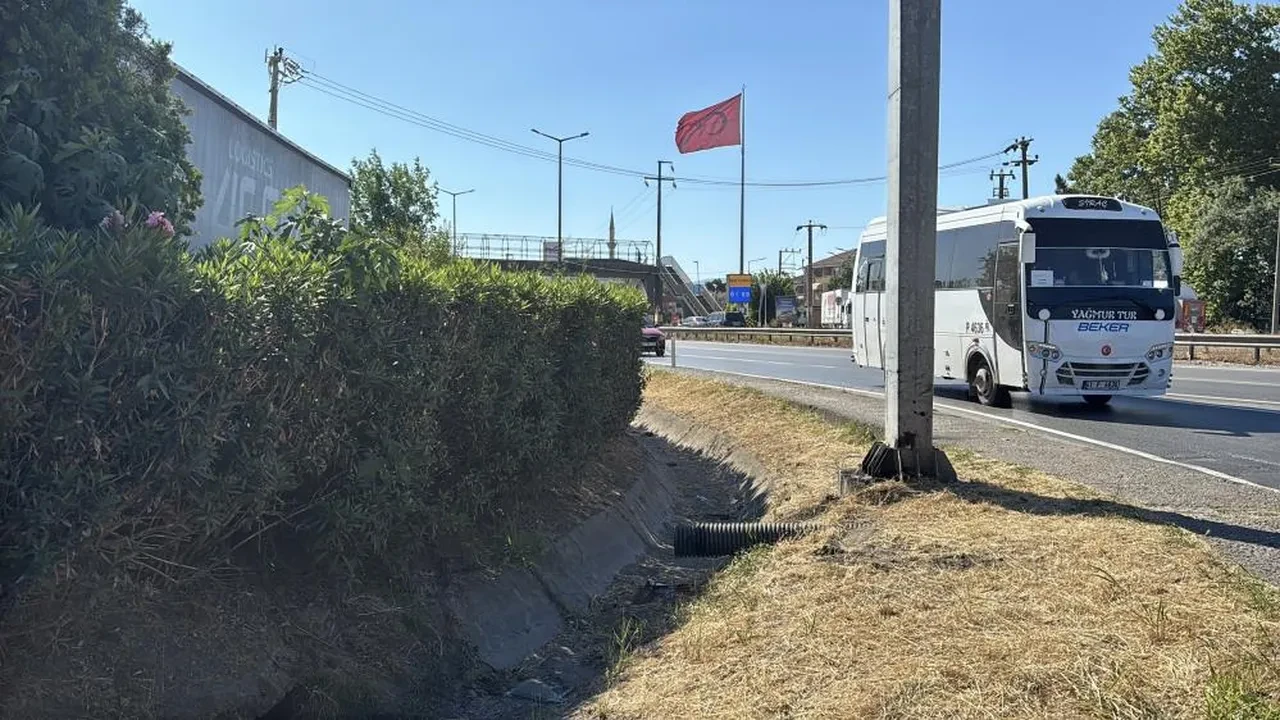 Kartepe'de feci kaza: Tabelaya çarpan araç hurdaya döndü, 1 kişi öldü 2 yaralı