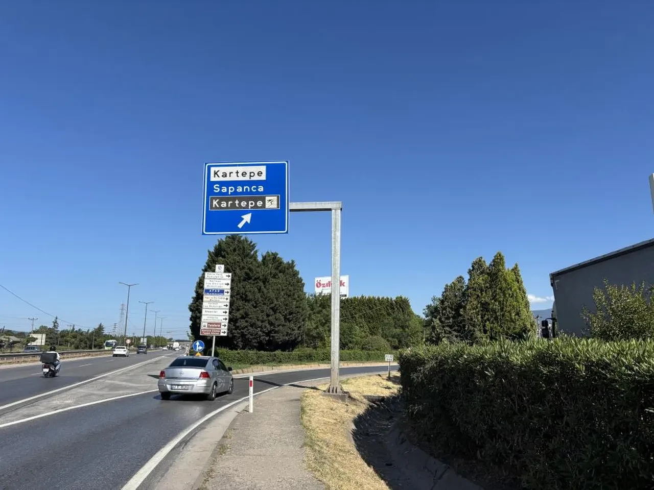 Kartepe'de feci kaza: Tabelaya çarpan araç hurdaya döndü, 1 kişi öldü 2 yaralı