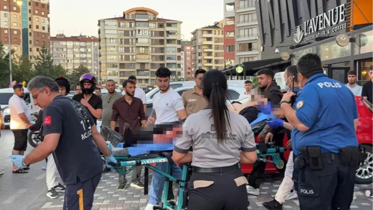 Kayseri’de AVM önünde bıçaklı dehşet: Sözlü tartışma kanlı bitti