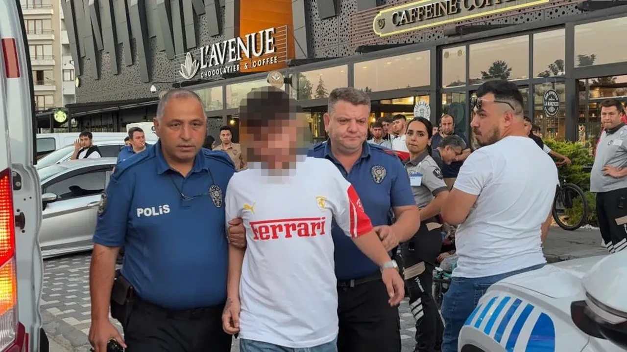 Kayseri’de AVM önünde bıçaklı dehşet: Sözlü tartışma kanlı bitti