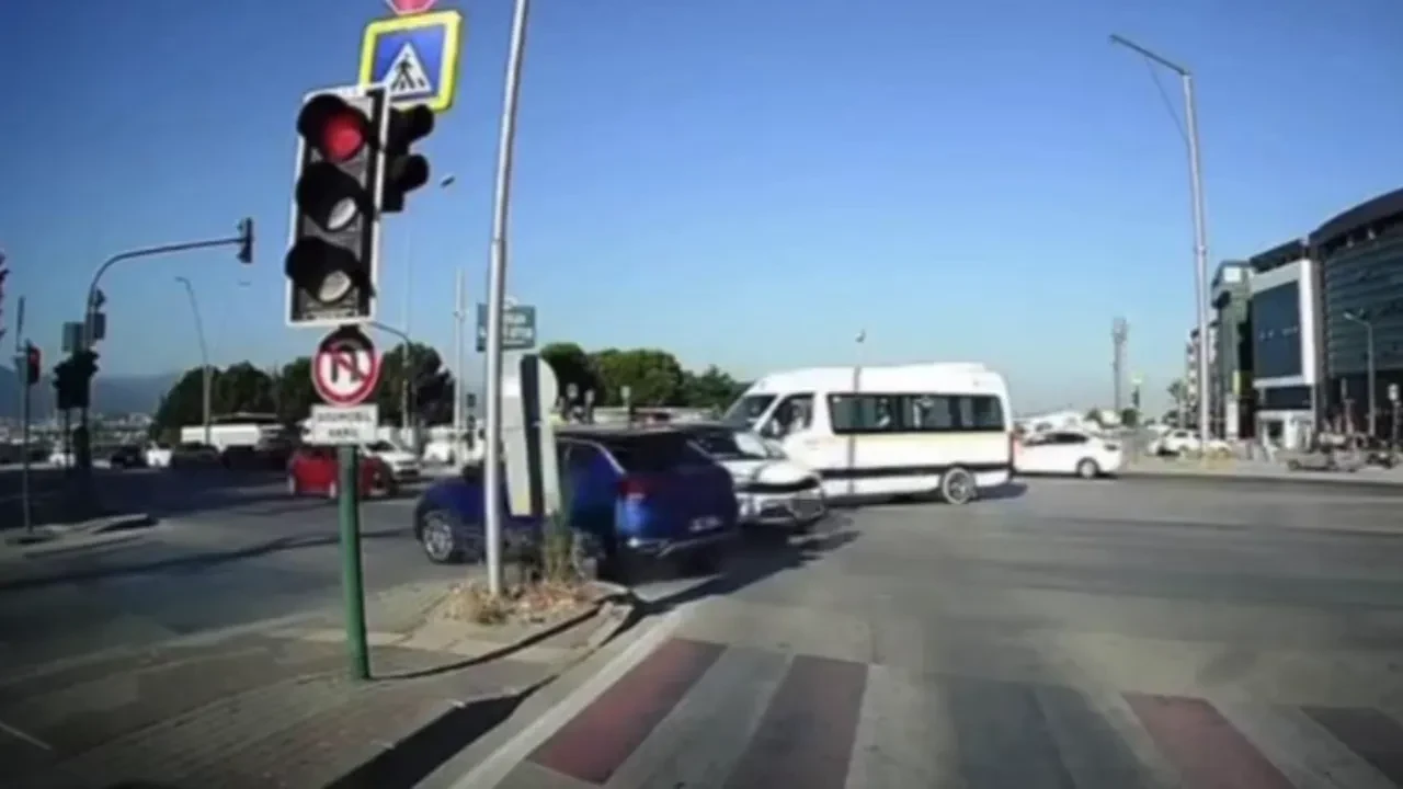 Kırmızı ışıkta geçti, olanlar oldu! Kameralar o an kayıttaydı 