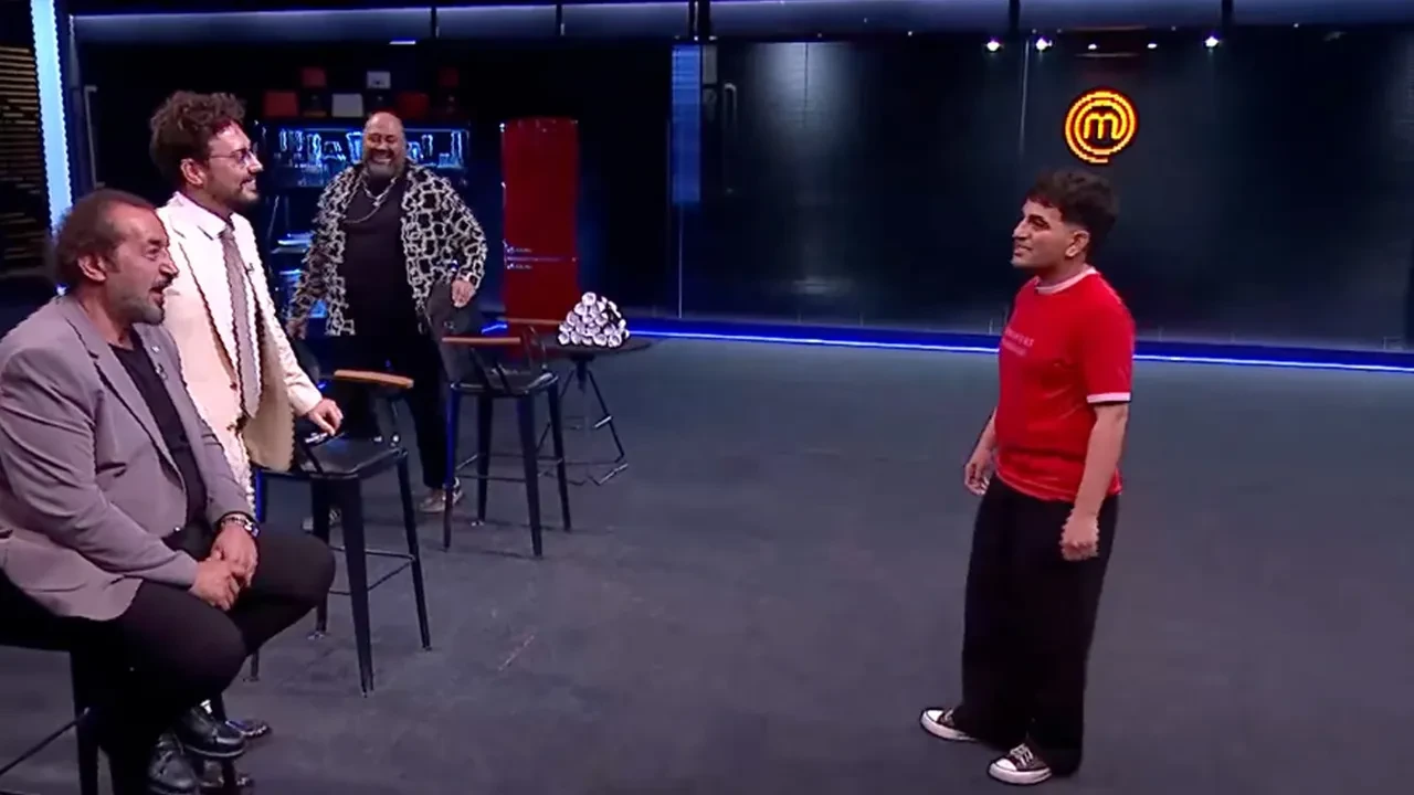 MasterChef stüdyosu böyle tişört görmedi! Yarışmacının kıyafeti olay oldu, şefler gülme krizine girdi