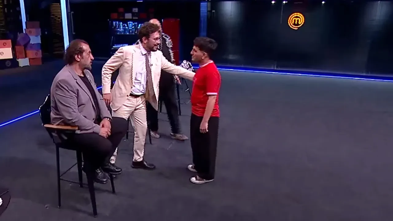 MasterChef stüdyosu böyle tişört görmedi! Yarışmacının kıyafeti olay oldu, şefler gülme krizine girdi