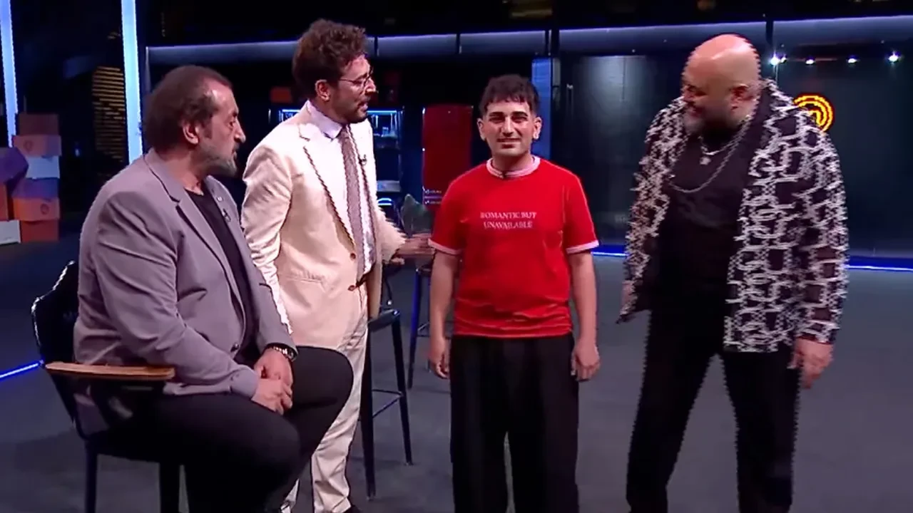 MasterChef stüdyosu böyle tişört görmedi! Yarışmacının kıyafeti olay oldu, şefler gülme krizine girdi