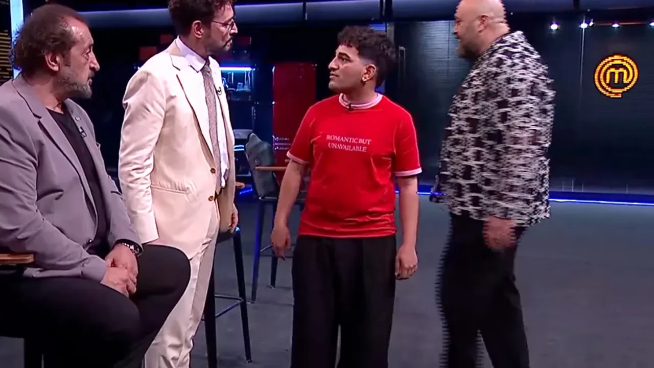 MasterChef stüdyosu böyle tişört görmedi! Yarışmacının kıyafeti olay oldu, şefler gülme krizine girdi