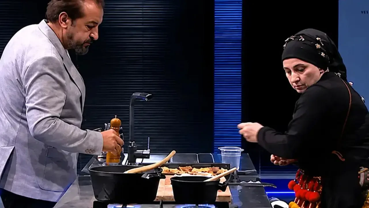 MasterChef’te görülmemiş olay! Somer şef kuralları çiğnedi, diğer jürilere sormadan yarışmacıya önlük verdi!