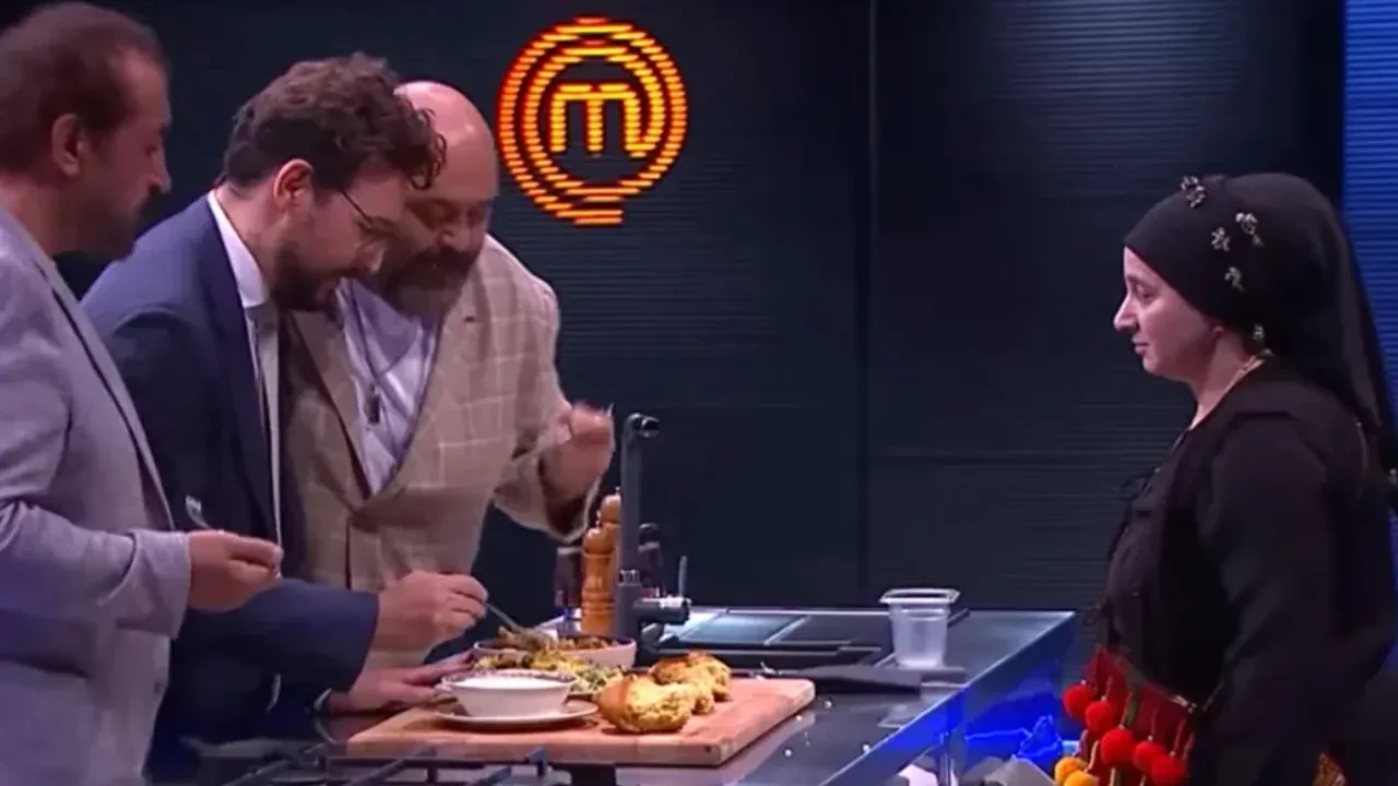 MasterChef’te görülmemiş olay! Somer şef kuralları çiğnedi, diğer jürilere sormadan yarışmacıya önlük verdi!