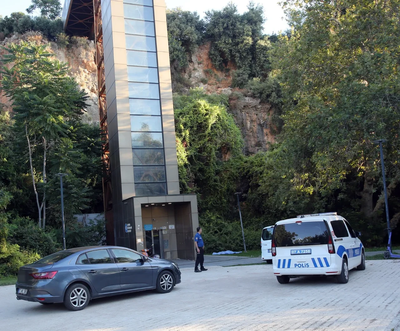 Panoramik asansörde facia! Manzara izlemek isterken 35 metreden yere çakıldı