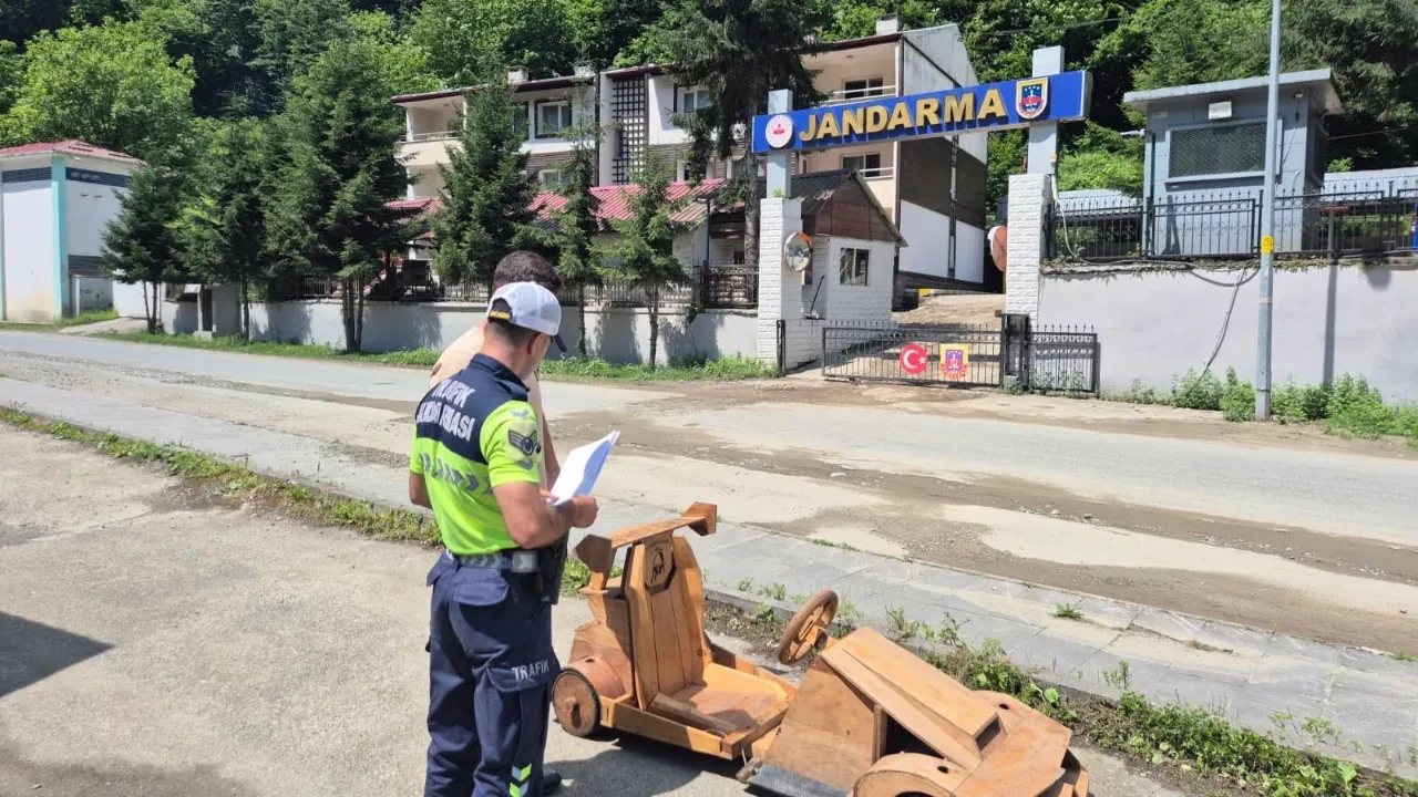 Rize'de kendi yaptığı ahşap araçla şov yapan sürücünün macerası hüsranla bitti