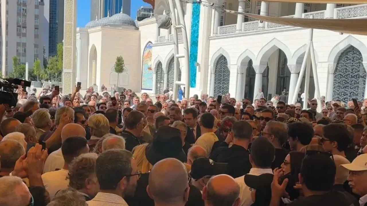 Türkan Şoray ayakta durmakta zorlandı! Al Yazmalım’ı Kadir İnanır’a veda etti 