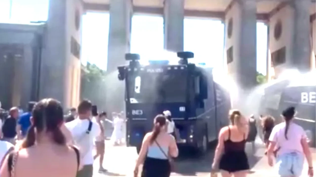 Almanya'da sıcaktan kavrulanların yardımına TOMA'lar yetişti