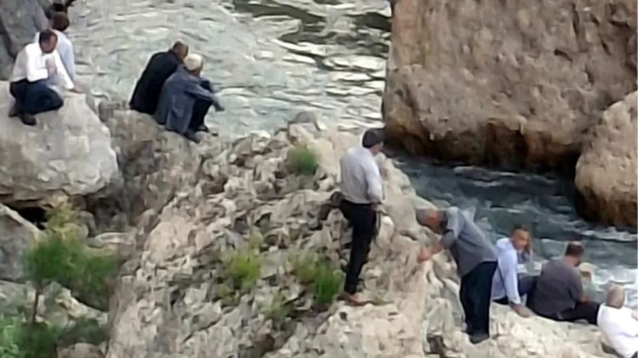 Bitlis'te dereye giren 3 kardeş akıntıya kapıldı: Çocukların biri boğuldu, biri kayboldu