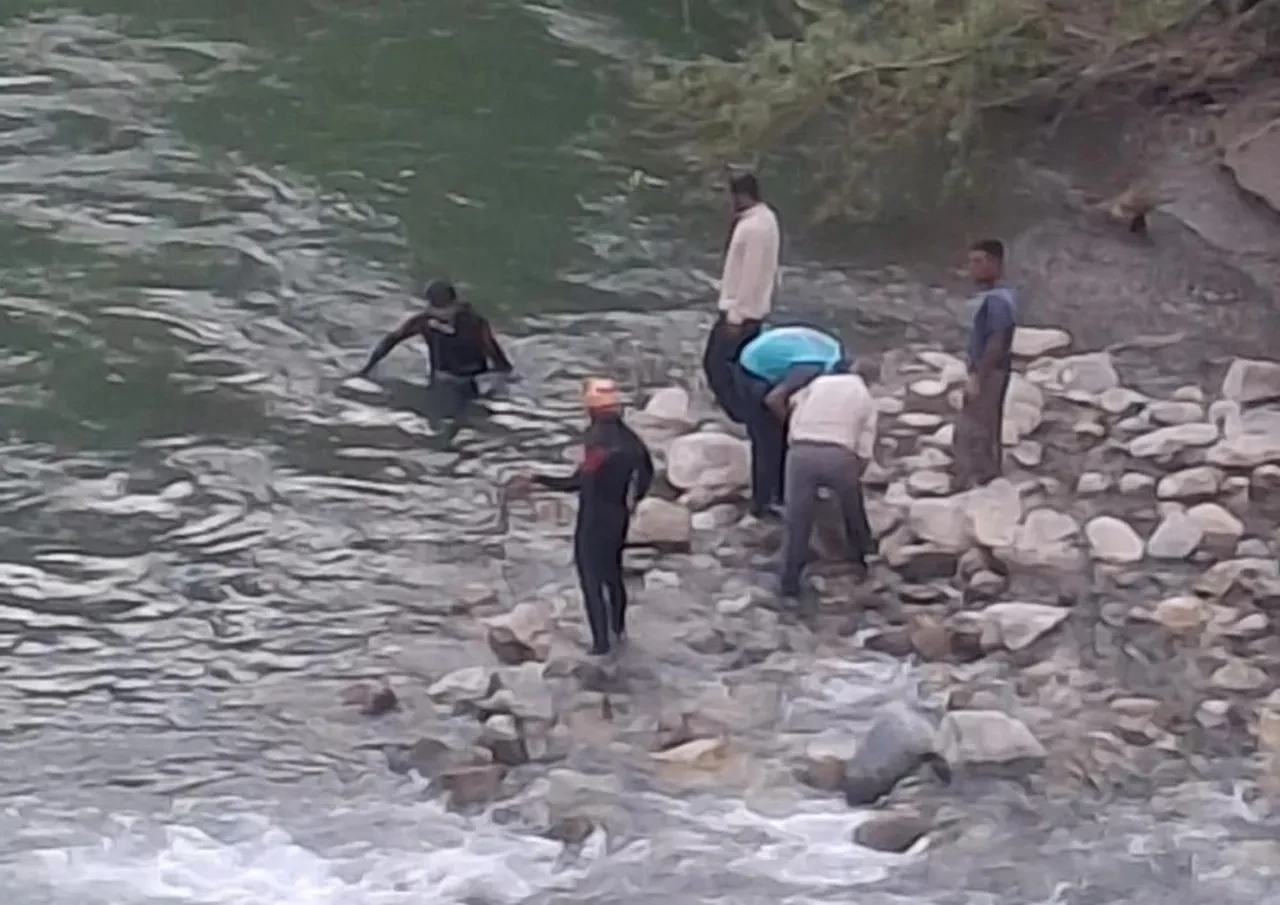 Bitlis'te dereye giren 3 kardeş akıntıya kapıldı: Çocukların biri boğuldu, biri kayboldu