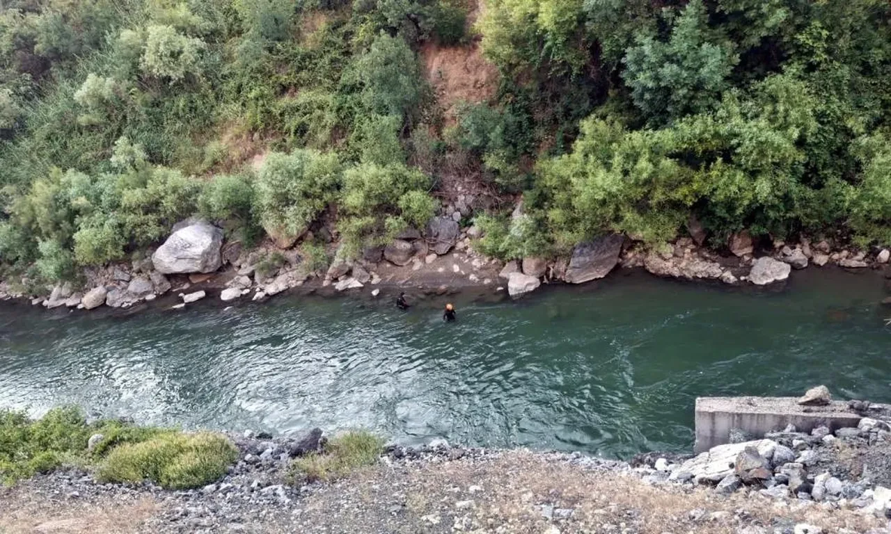 Bitlis'te dereye giren 3 kardeş akıntıya kapıldı: Çocukların biri boğuldu, biri kayboldu
