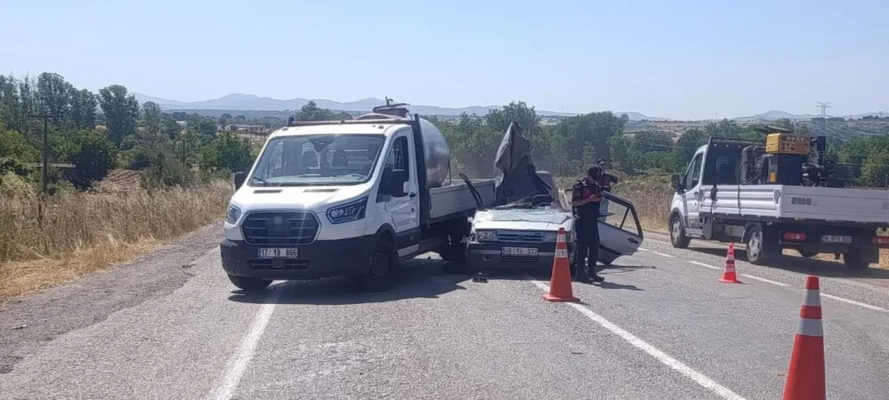 Çanakkale'de feci kaza! Kamyonete çarpan otomobilin tavanı koptu