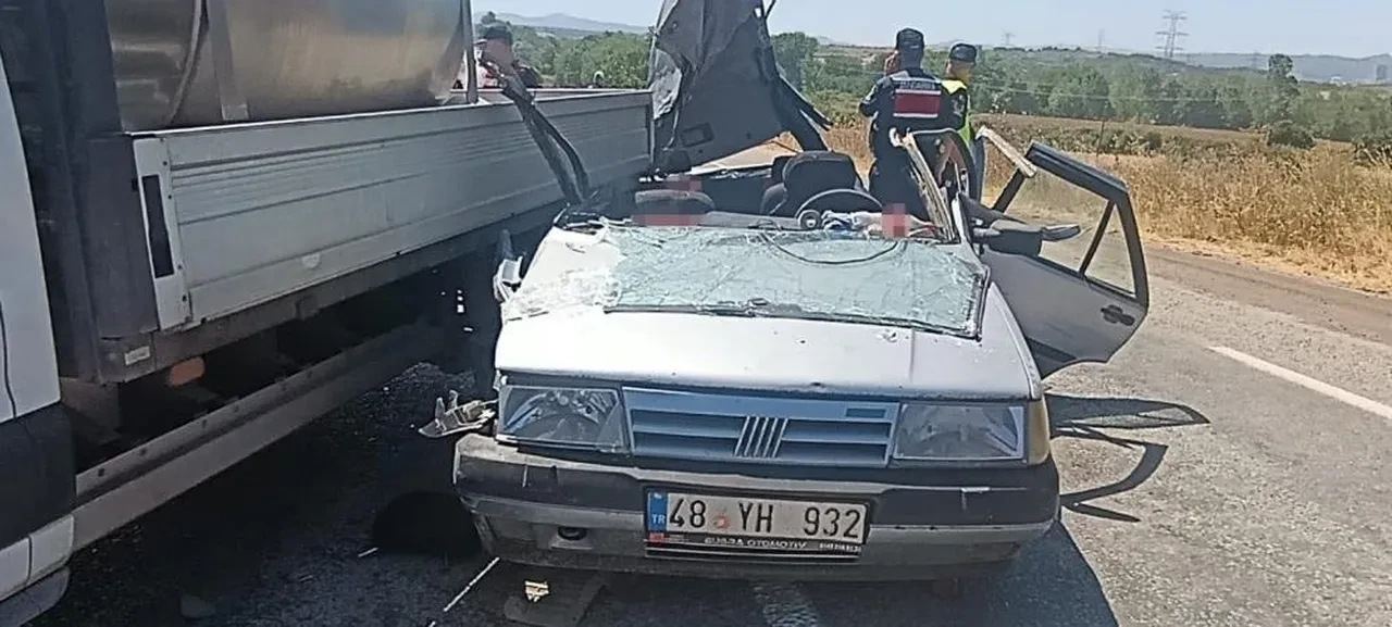 Çanakkale'de feci kaza! Kamyonete çarpan otomobilin tavanı koptu