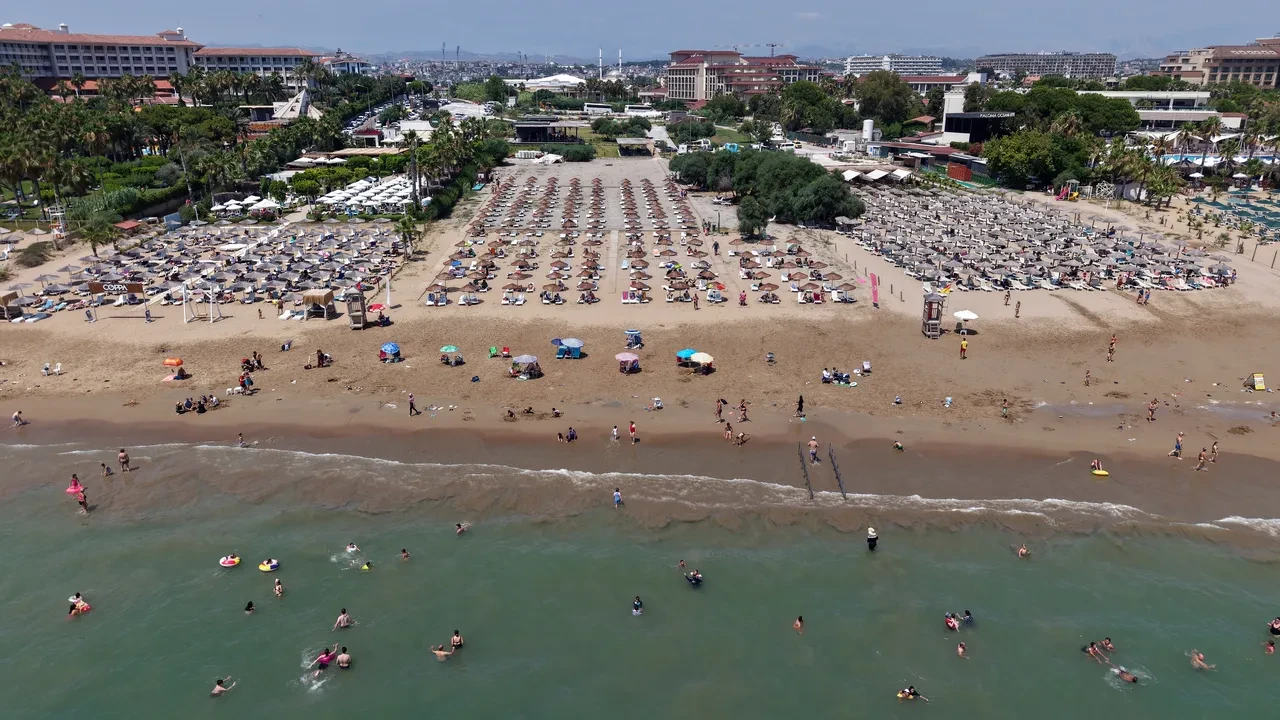 Çeşme'den Bodrum'a, Marmaris'ten Belek'e halk plajlarına yoğun ilgi! Ücretsiz halk plajı sayısı 23'e yükseliyor