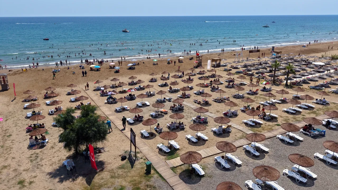 Çeşme'den Bodrum'a, Marmaris'ten Belek'e halk plajlarına yoğun ilgi! Ücretsiz halk plajı sayısı 23'e yükseliyor