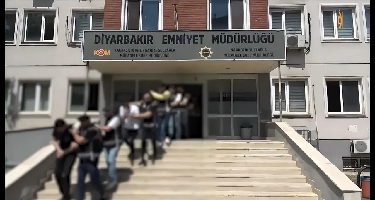 Diyarbakır’da silahlı suç örgütü şebekesi çökertildi! Çok sayıda gözaltı var 