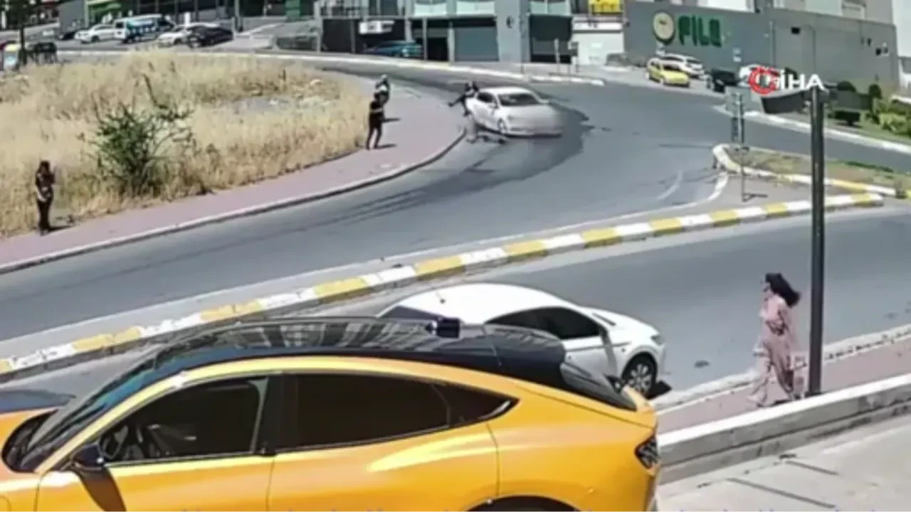 Esenyurt'ta korkunç kaza: Otomobilin çarptığı scooter sürücüsü takla attı!