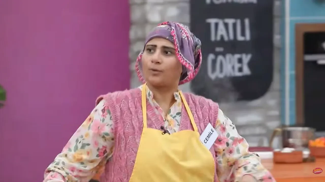 Gelinim Mutfakta M.C.B.'den Cemile'ye sürpriz jest! Saz ekibi gelince stüdyoda kına yakıldı