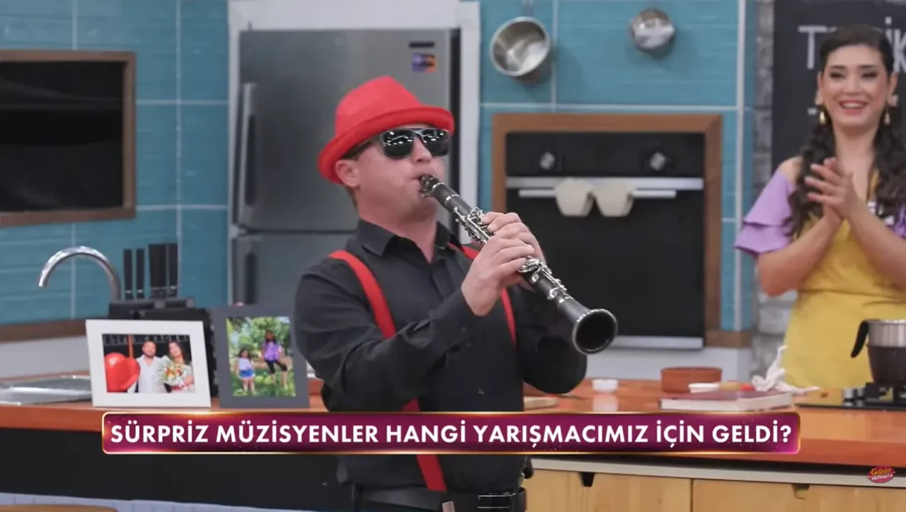 Gelinim Mutfakta M.C.B.'den Cemile'ye sürpriz jest! Saz ekibi gelince stüdyoda kına yakıldı