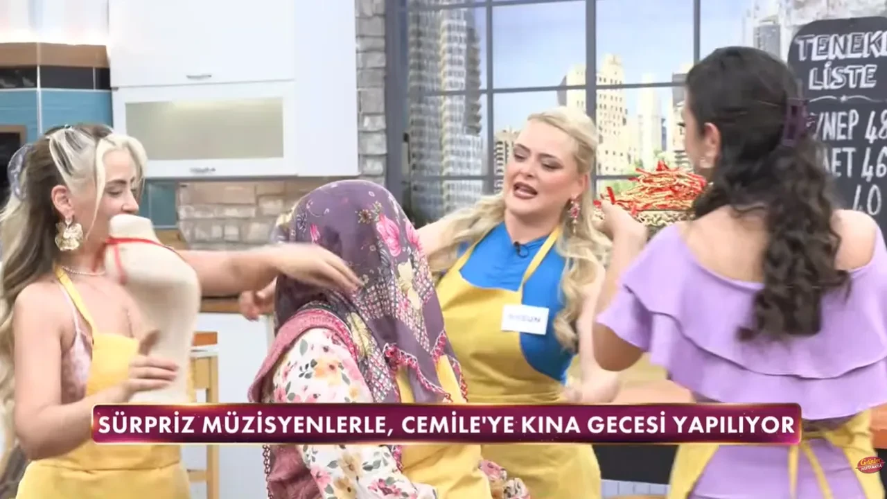 Gelinim Mutfakta M.C.B.'den Cemile'ye sürpriz jest! Saz ekibi gelince stüdyoda kına yakıldı
