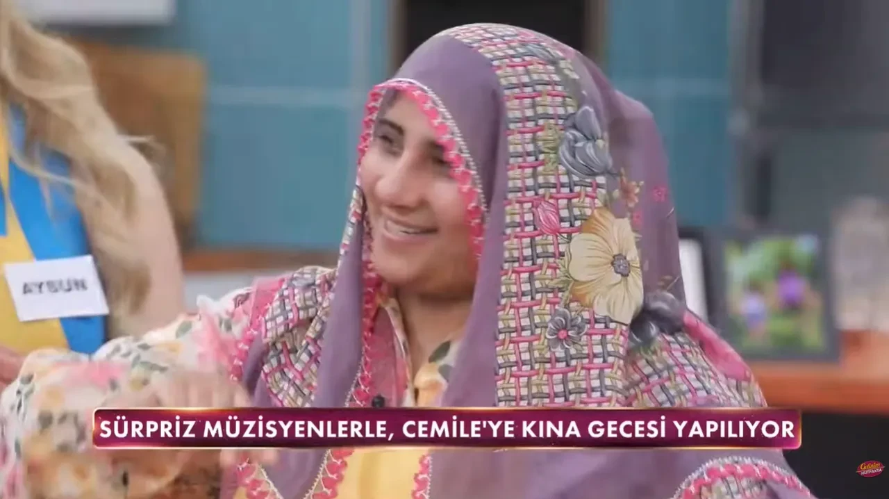 Gelinim Mutfakta M.C.B.'den Cemile'ye sürpriz jest! Saz ekibi gelince stüdyoda kına yakıldı