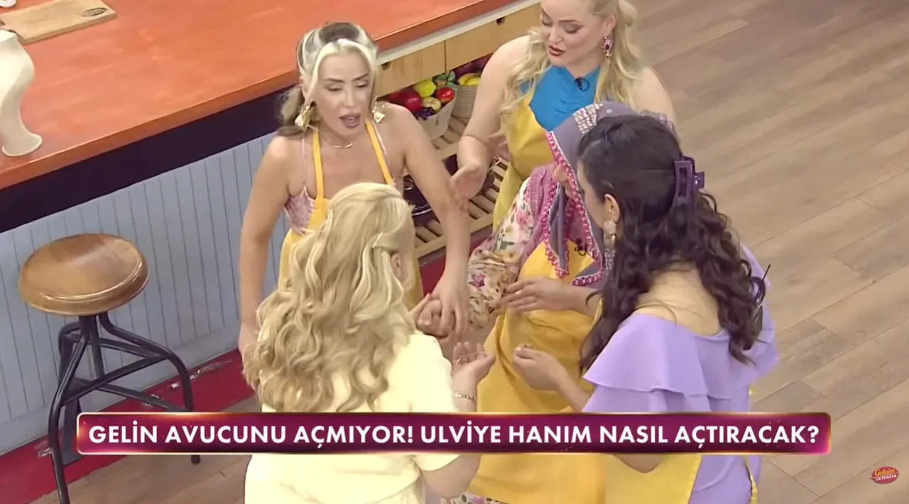Gelinim Mutfakta M.C.B.'den Cemile'ye sürpriz jest! Saz ekibi gelince stüdyoda kına yakıldı