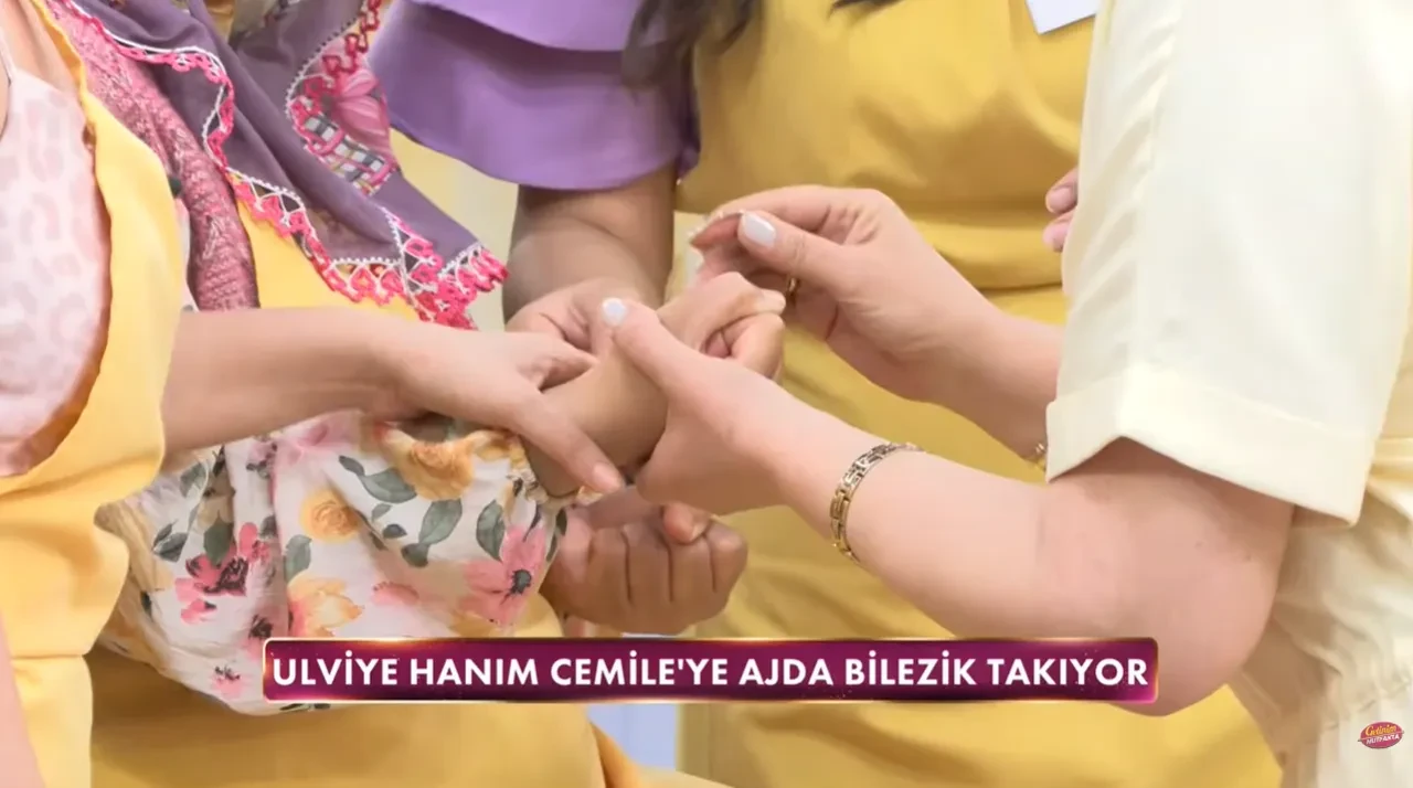 Gelinim Mutfakta M.C.B.'den Cemile'ye sürpriz jest! Saz ekibi gelince stüdyoda kına yakıldı