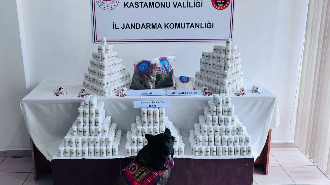 On binlerce hap ve uyuşturucuyla yakalandı! Savunmasıyla pes dedirtti: Borcumu ödeyebilmek için giriştim, elime yüzüme bulaştırdım